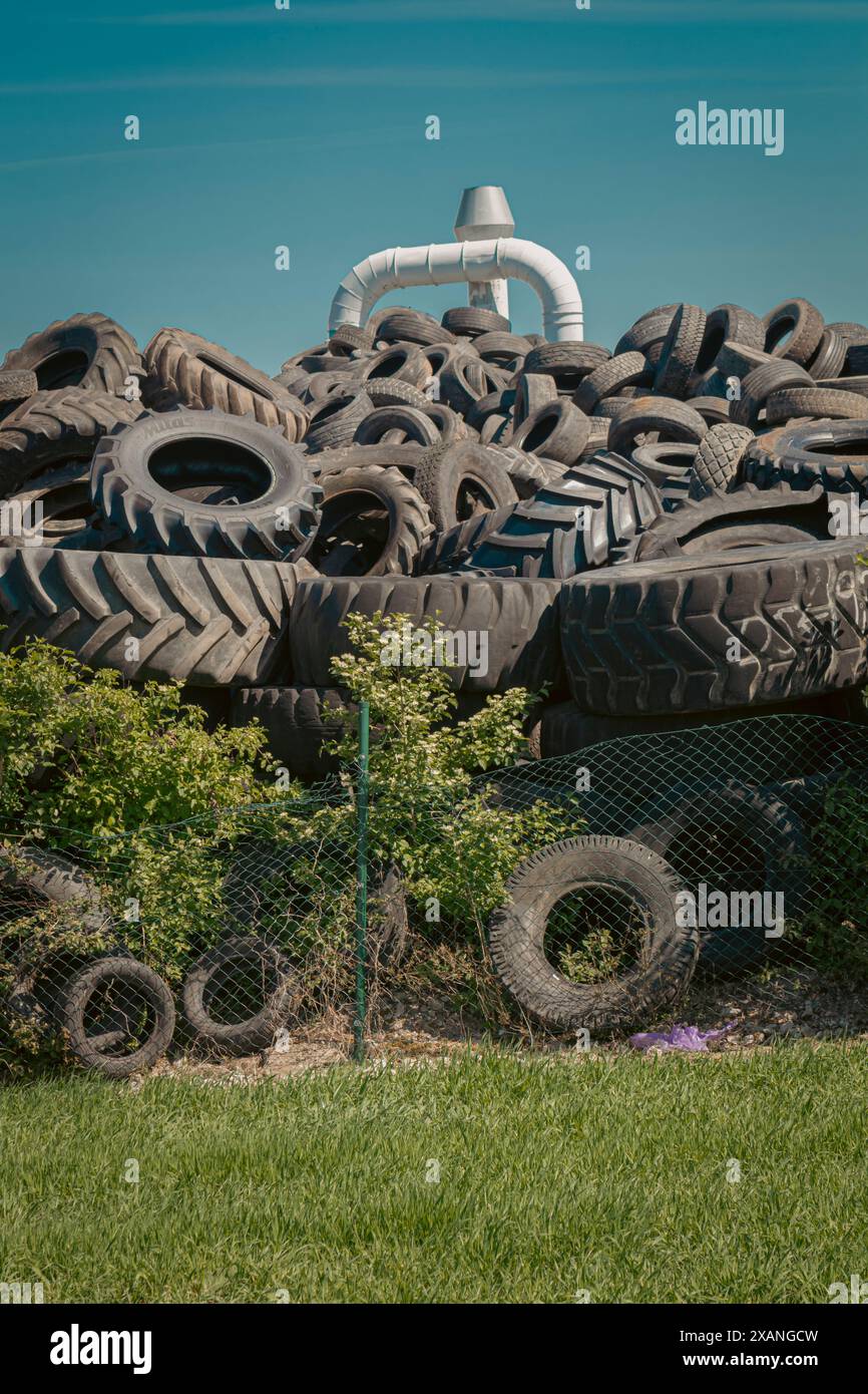 Entsorgte Reifen warten auf umweltfreundliches Recycling Stockfoto