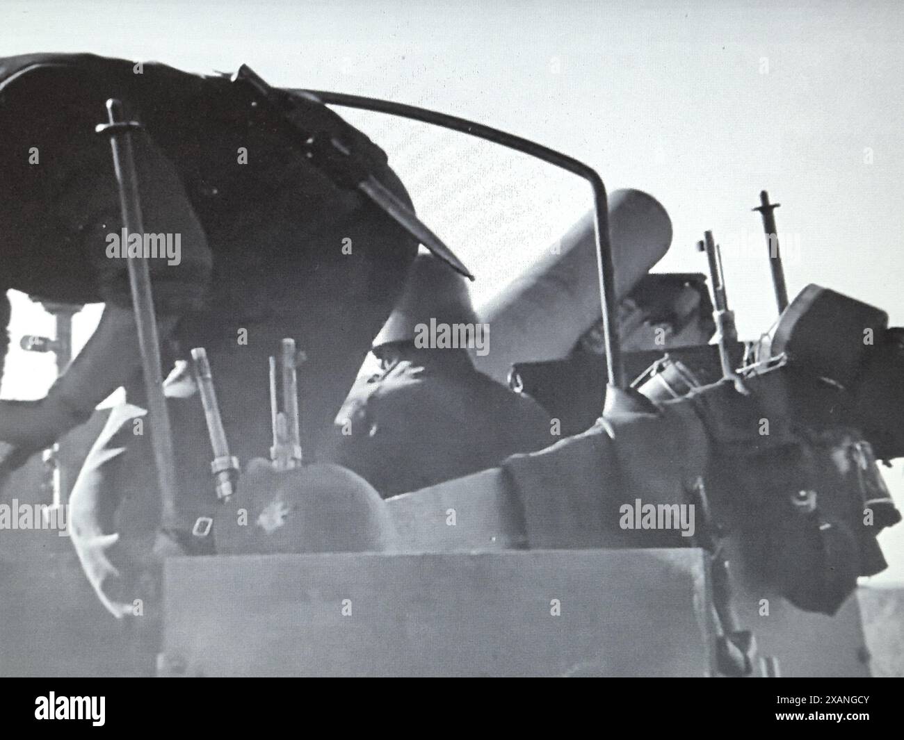 World war Two s&W Screenshot Foto . Deutsche Soldaten in einem selbstfahrenden 15cm-Fahrzeug der gepanzerten Artillerie während der Kursker Offensive 1943 Stockfoto