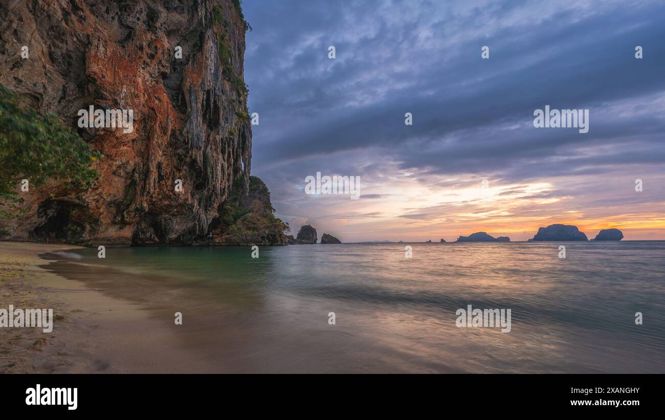 Wunderschöner Sonnenuntergang am Prinzessinnen-Höhlenstrand am railay-Strand in thailand Stockfoto