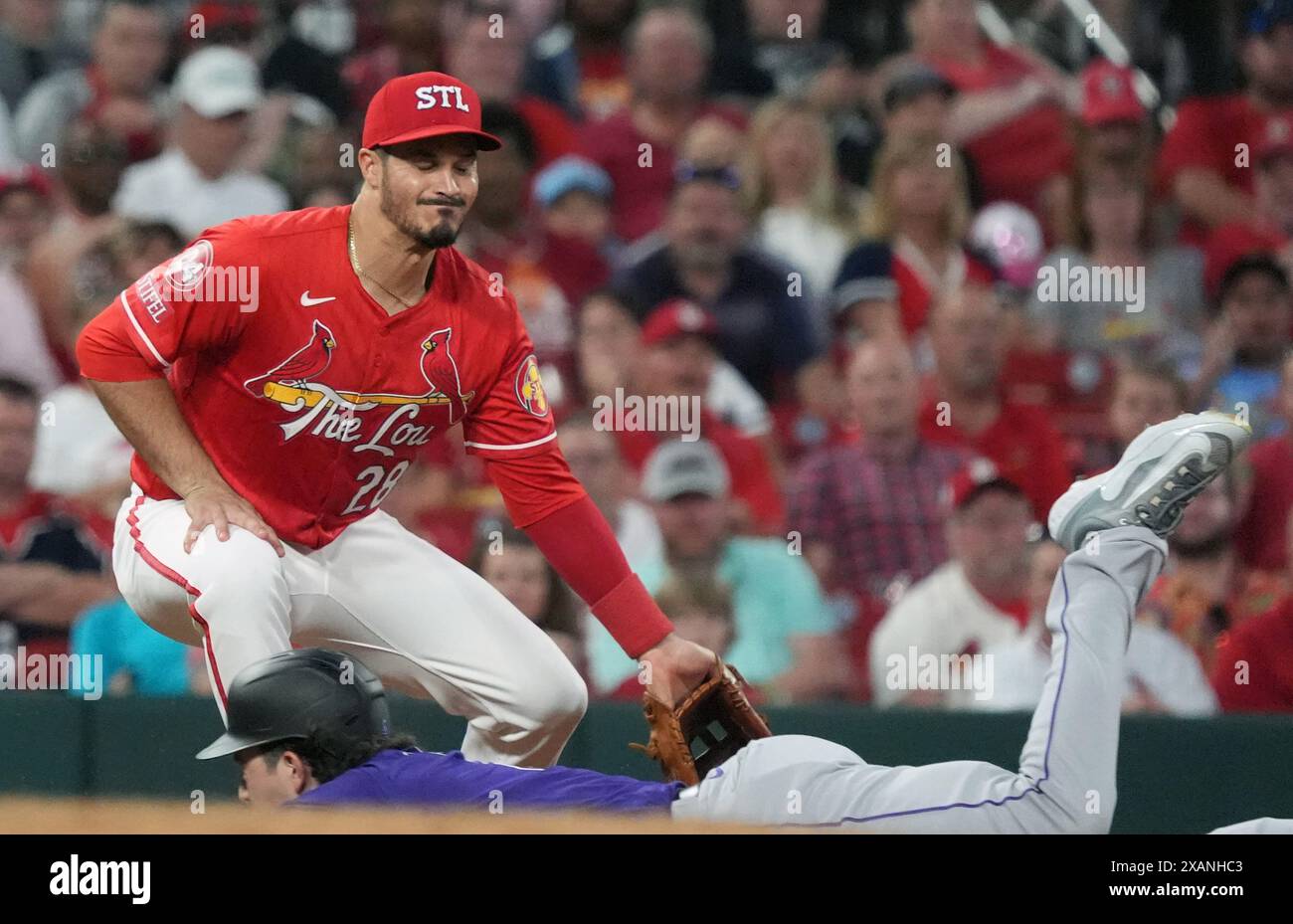 St. Louis, Usa. Juni 2024. Nolan Arenado, der dritte Baseman der St. Louis Cardinals, versucht, einen Weitwurf zu machen, als Michael Toglia der Colorado Rockies am Freitag, den 7. Juni 2024, im vierten Inning im Busch Stadium in St. Louis in die dritte Basis rutscht. Toglia traf eine dreifach geladene Basen und erzielte dann einen Wurffehler. Foto: Bill Greenblatt/UPI Credit: UPI/Alamy Live News Stockfoto