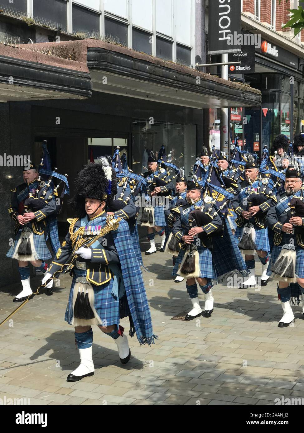 Scotts Wachen spielen Dudelsack zum 80. Jahrestag des D-Day auf der High Street in Lincoln. Lincolnshire, Stockfoto