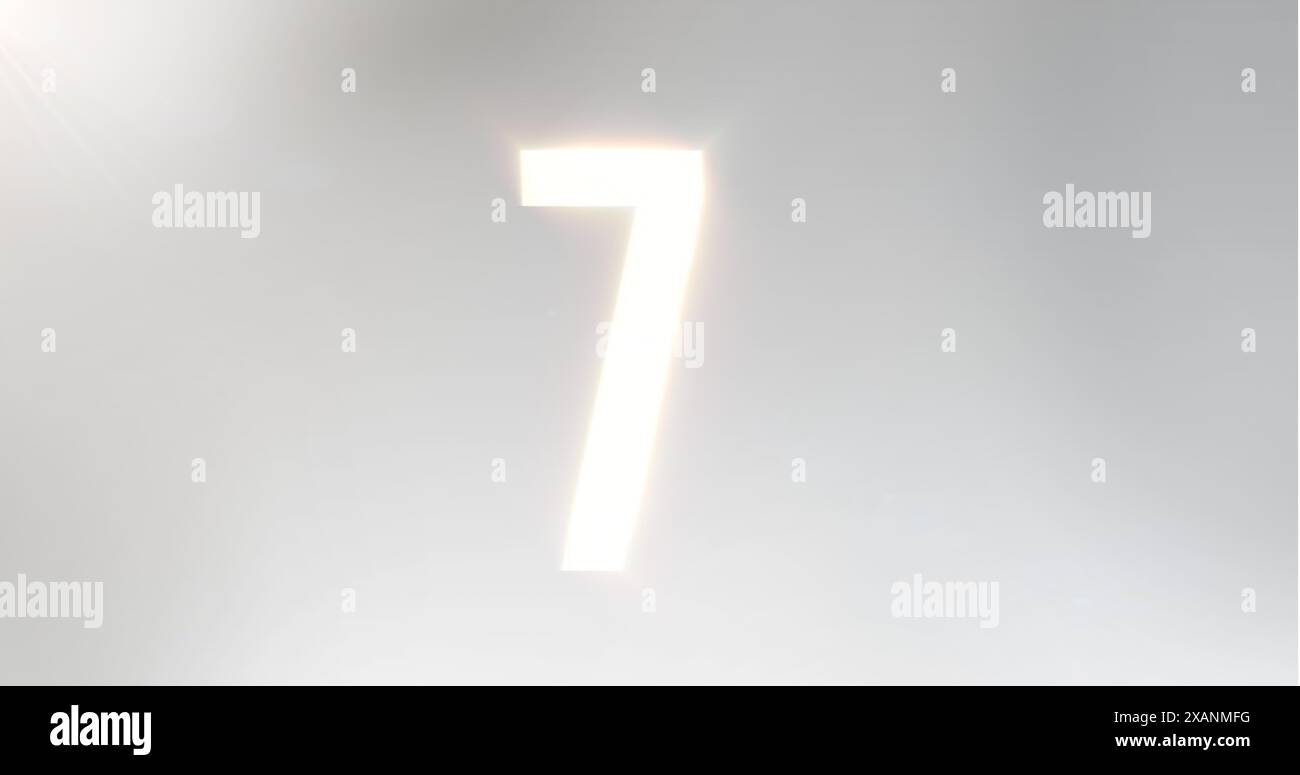 Helle Zahl sieben leuchtet auf weichem, hellgrauem Hintergrund Stockfoto