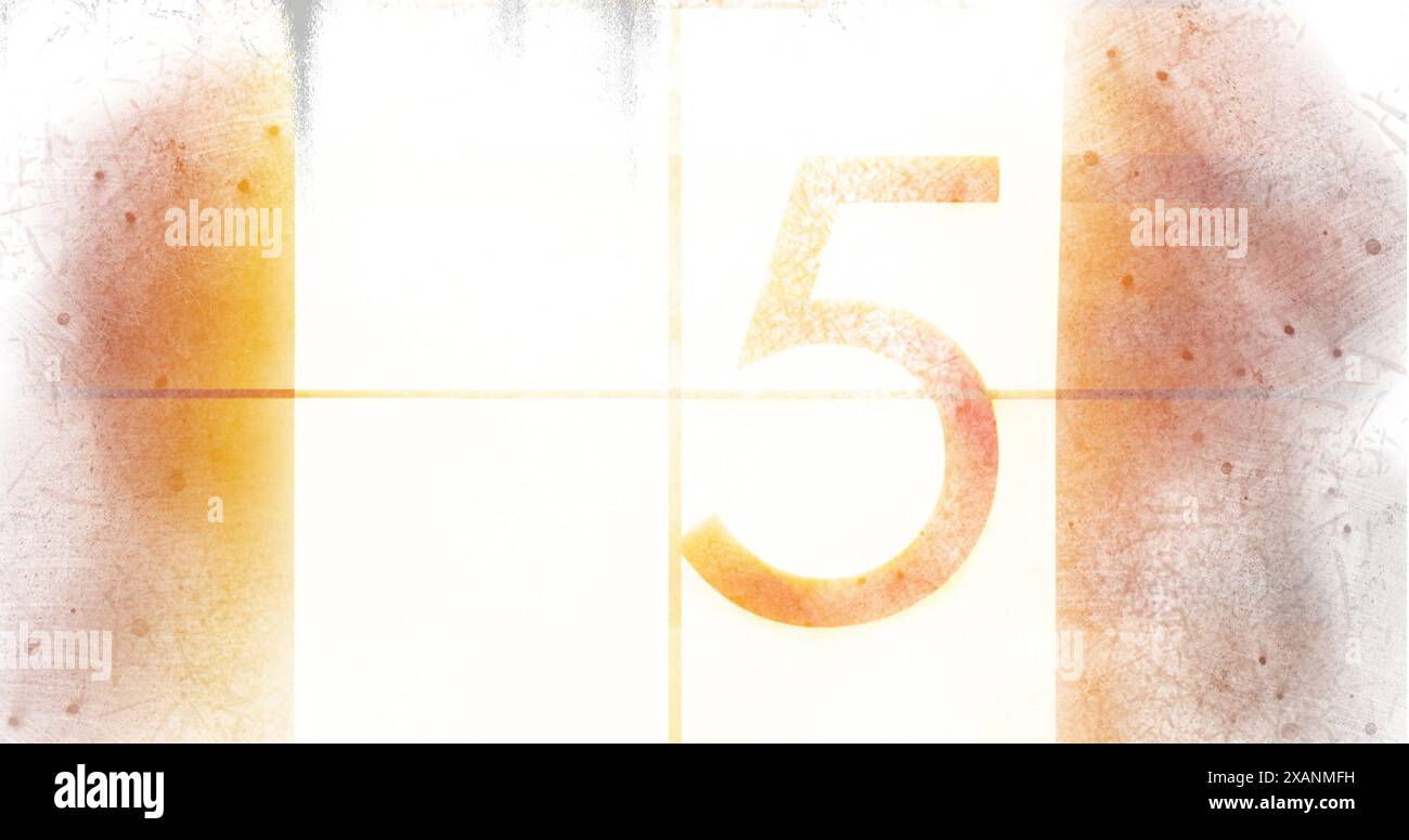 Große Zahl fünf in der Mitte mit verblasstem, strukturiertem Hintergrund Stockfoto
