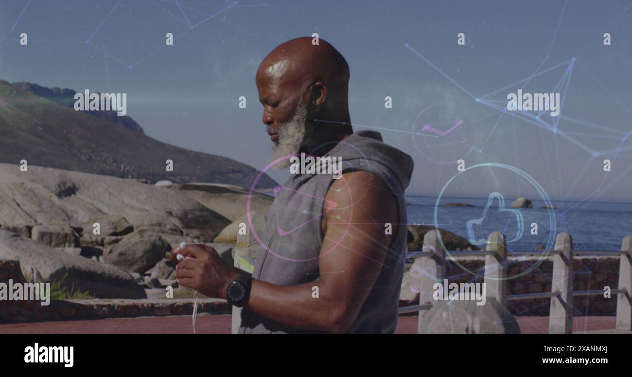 Bild eines afroamerikanischen Mannes mittleren Alters, der draußen mit dem Smartphone interagiert Stockfoto