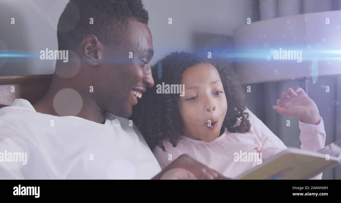 Bild von Lichtflecken über glücklichem afroamerikanischen Vater, der mit Tochter Buch liest Stockfoto
