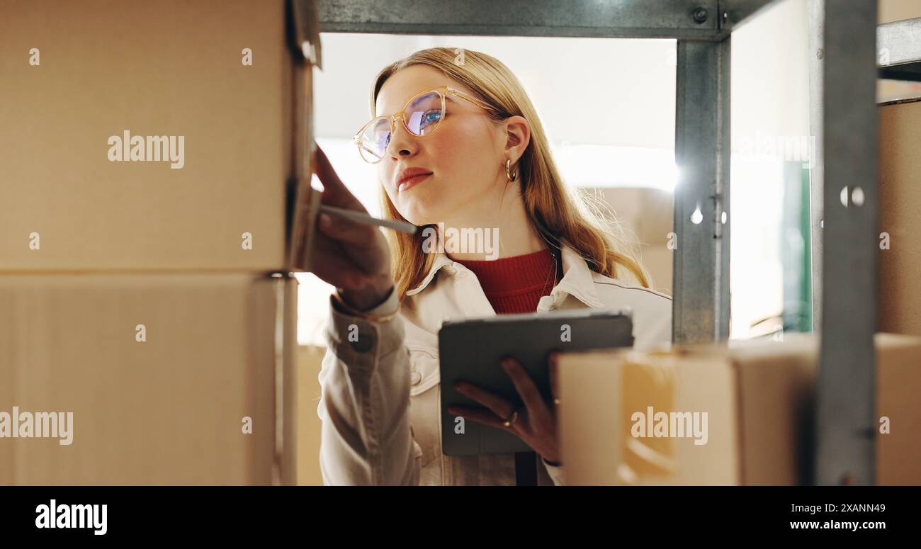Frau, Tablet und Lagerbestand für den Versand im Büro, die Planung und den E-Commerce-Auftrag im Lager. Weibliche Person, online und Lieferkette für die Lieferung Stockfoto