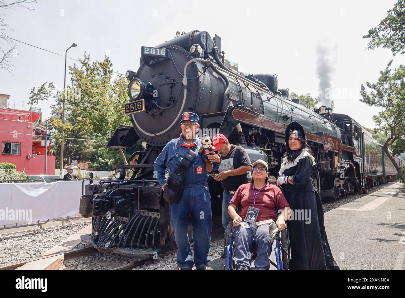 Final Spike Steam Tour Ein Mann, der als Railroader verkleidet ist, und eine Frau, die ein Kleid aus den 1930er Jahren trägt Posieren Sie vor der Empress 2816 Dampflokomotive, die die Firma CPKC während der Final Spike Steam Tour restauriert hat. Am 7. Juni 2024 in Mexiko-Stadt. Mexico City CDMX Mexico Copyright: XLuisxBarronx Stockfoto