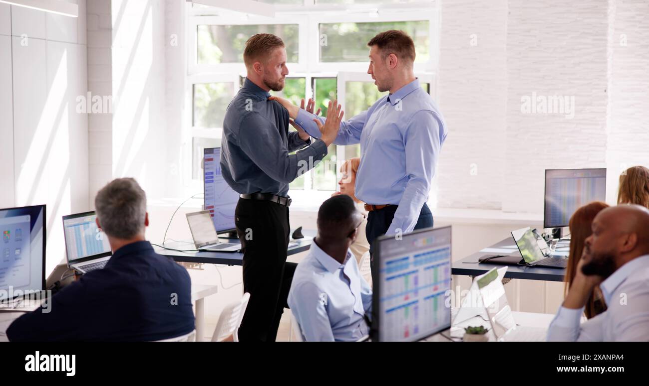 Wütender, Dominanter Kollege, Der Am Arbeitsplatz Schikaniert Stockfoto
