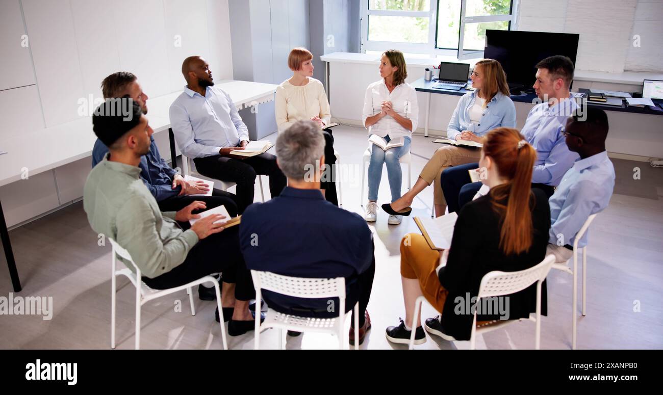 Eine Gruppe Multiethnischer Freunde, Die Zusammen Bibel Lesen Stockfoto