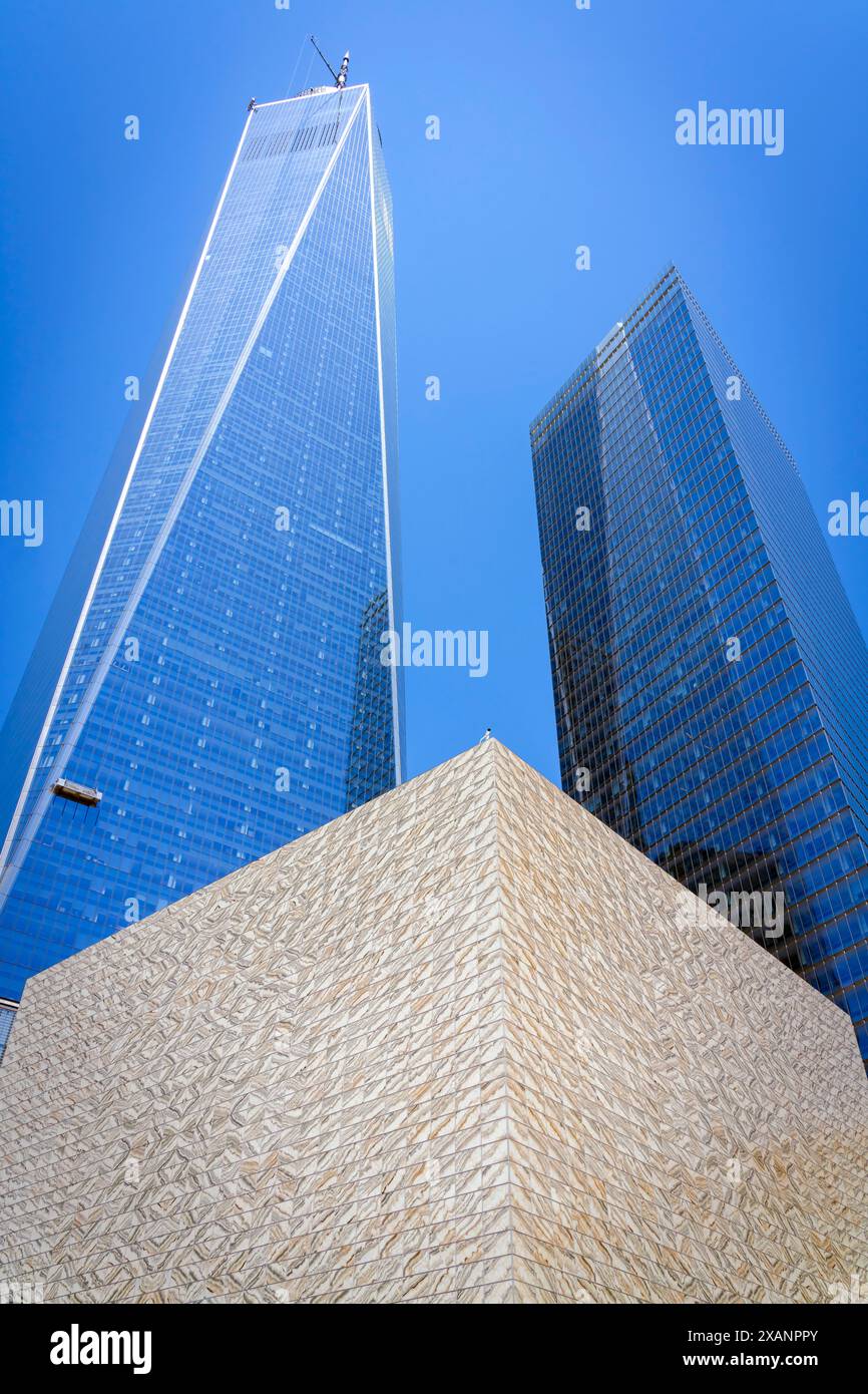 World Trade Center in Lower Manhattan und Financial District an einem sonnigen Abend, New York, NY, USA. Stockfoto