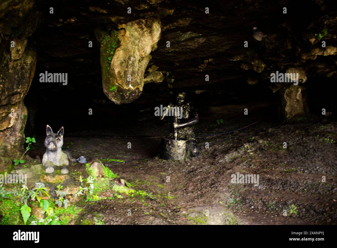 Archaische Menschen Neandertaler antike Statue in Steinhöhle Unterwasserfälle von Furong Zhen und Tujia antike Stadt für chinesische Reisende People trave Stockfoto