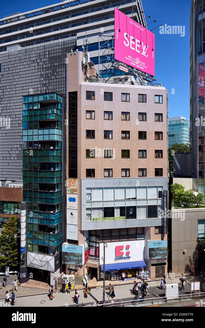 Sehen Sie Louis Vuitton, SEHEN Sie die LV-Ausstellung in Tokio, Plakatwerbung auf dem Dach; Shibuya, Tokio, Japan Stockfoto