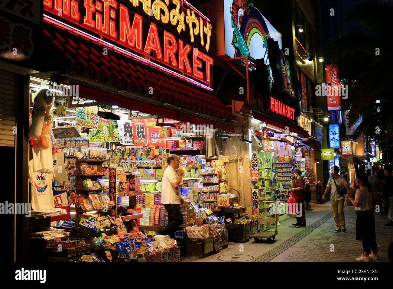 Japanische Landschaft Kokusai-dori Einkaufsstraße in Naha Stadt in der Abenddämmerung Stockfoto