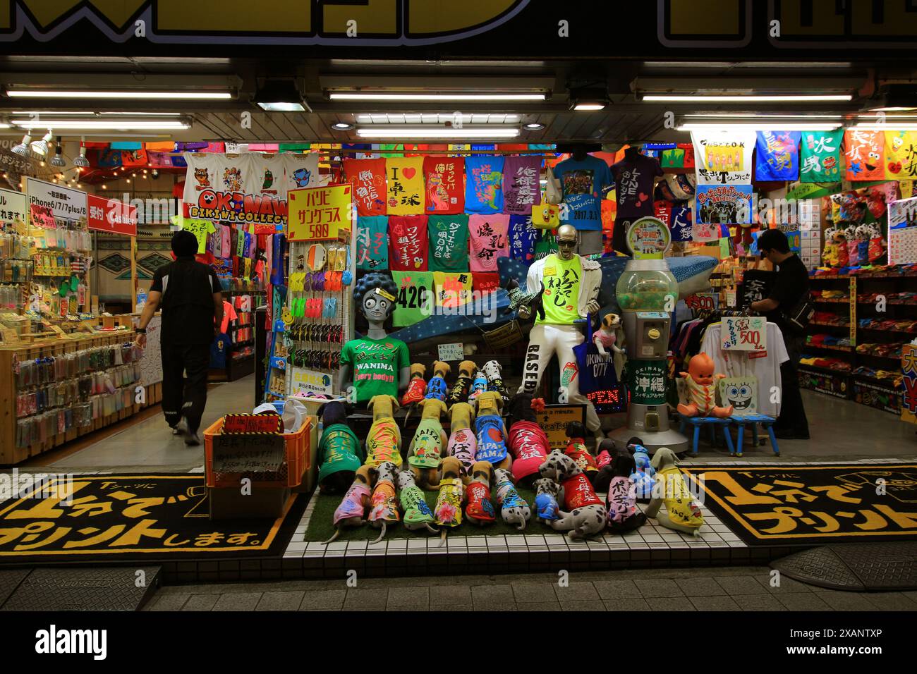 Japanische Landschaft Kokusai-dori Einkaufsstraße in Naha Stadt in der Abenddämmerung Stockfoto