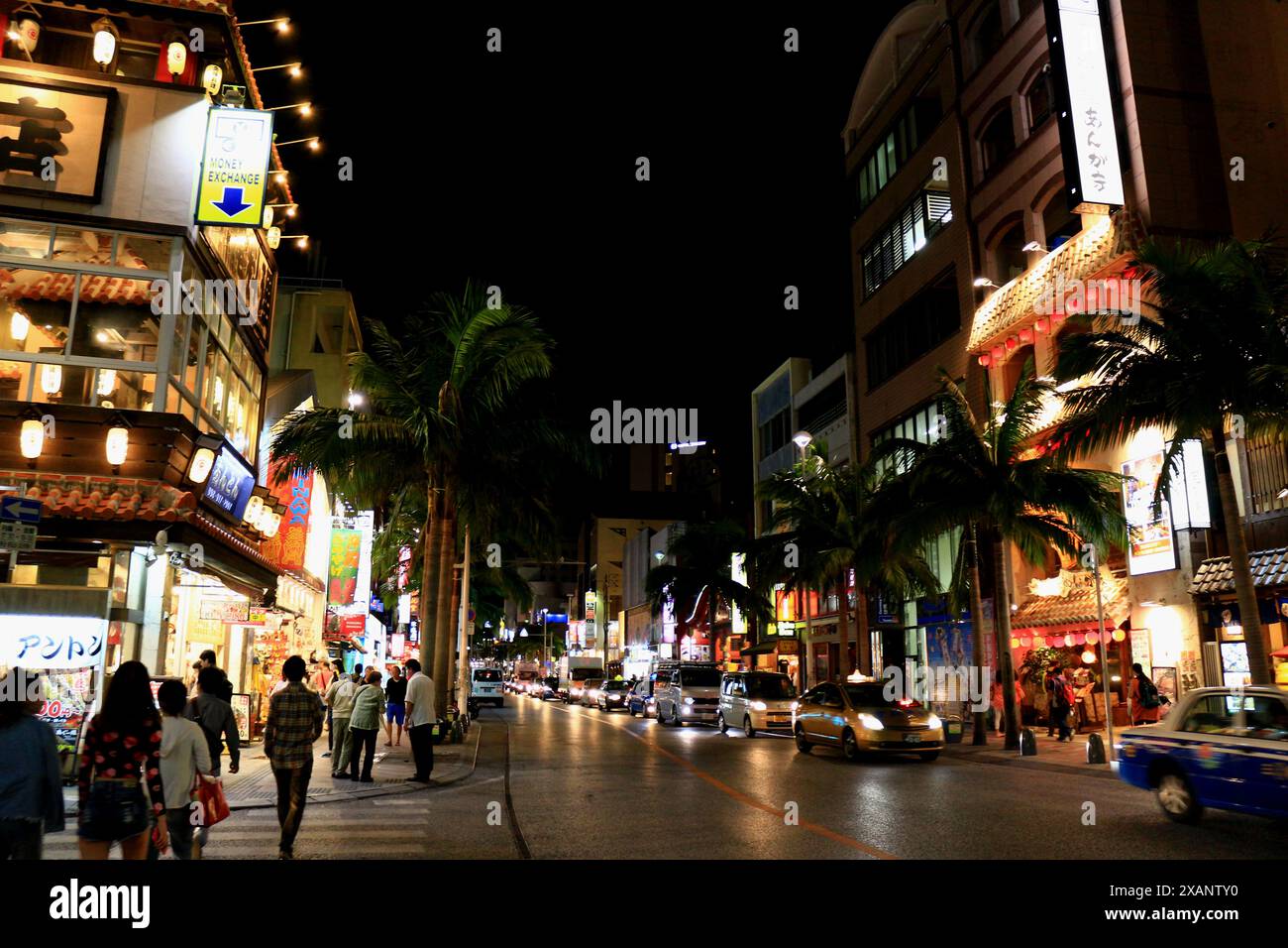 Japanische Landschaft Kokusai-dori Einkaufsstraße in Naha Stadt in der Abenddämmerung Stockfoto