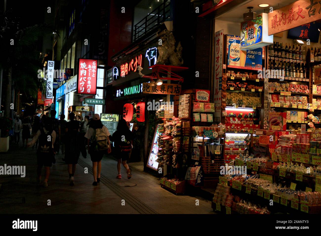 Japanische Landschaft Kokusai-dori Einkaufsstraße in Naha Stadt in der Abenddämmerung Stockfoto