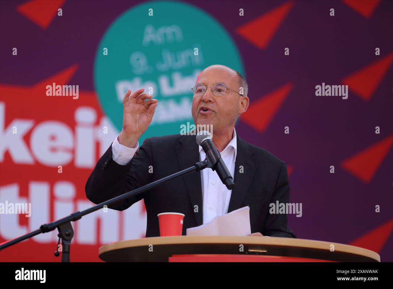 Gregor Gysi MDB spricht während einer Wahlkampfveranstaltung von die linke zur Europawahl am Brandenburger Tor in Potsdam, 7. Juni 2024. Die Wahl findet am 9. Juni statt. Europawahl Wahlkampf die Linke *** Gregor Gysi MDB spricht während einer Wahlkampfveranstaltung der Linke für die Europawahlen am Brandenburger Tor in Potsdam, 7. Juni 2024 die Wahl findet am 9. Juni die Linke statt Stockfoto