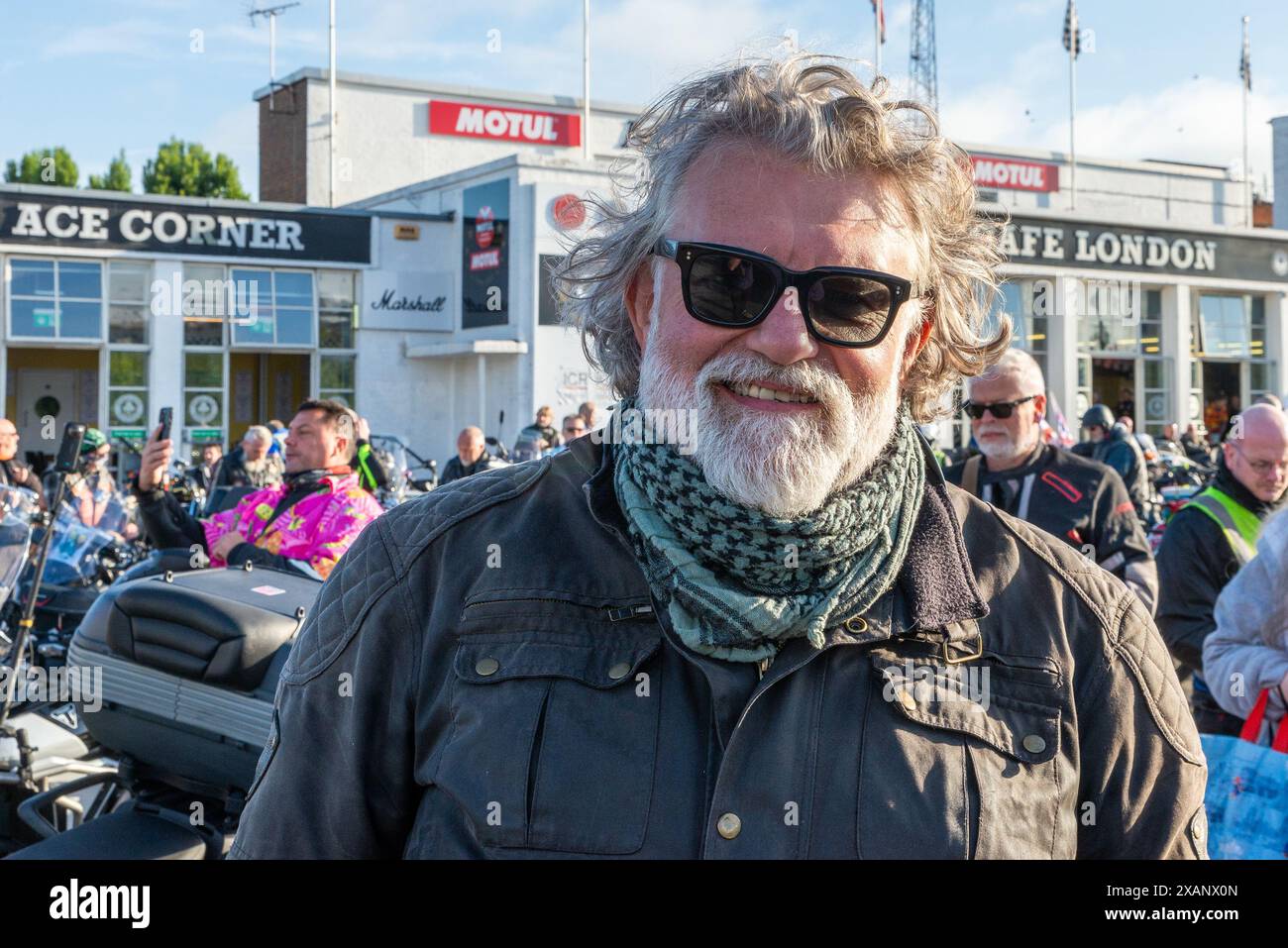 London, Großbritannien. Juni 2024. Tausende von Motorradfahrern nehmen an einer Fahrt vom Ace Café in London nach Barrow-in-Furness in Cumbria Teil, um Dave Myers zu ehren, den im Februar verstorbenen Fernsehmoderator. Der Konvoi der Motorräder wird von seinem TV-Partner Si King und seinem Freund Jason Woodcock geleitet, der die Veranstaltung organisiert hat. Die Fahrer sind eingeladen, an verschiedenen Punkten der langen Reise teilzunehmen, die als Dave Day bezeichnet wird. SI King vor dem Ace Cafe Stockfoto