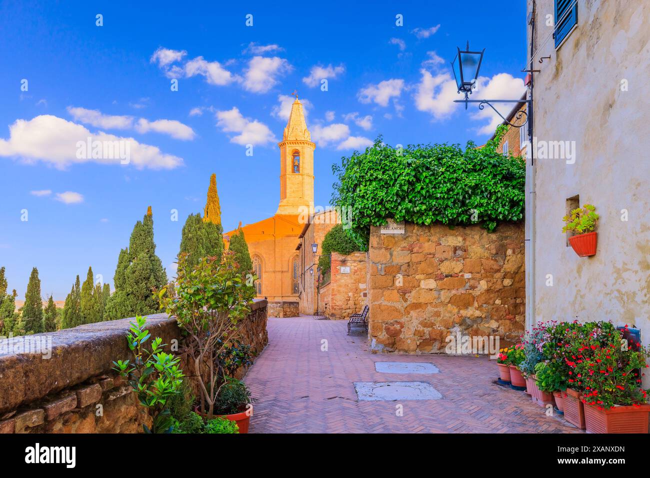 Toskana, Italien. Straße in der Altstadt von Pienza, Provinz Siena. Stockfoto