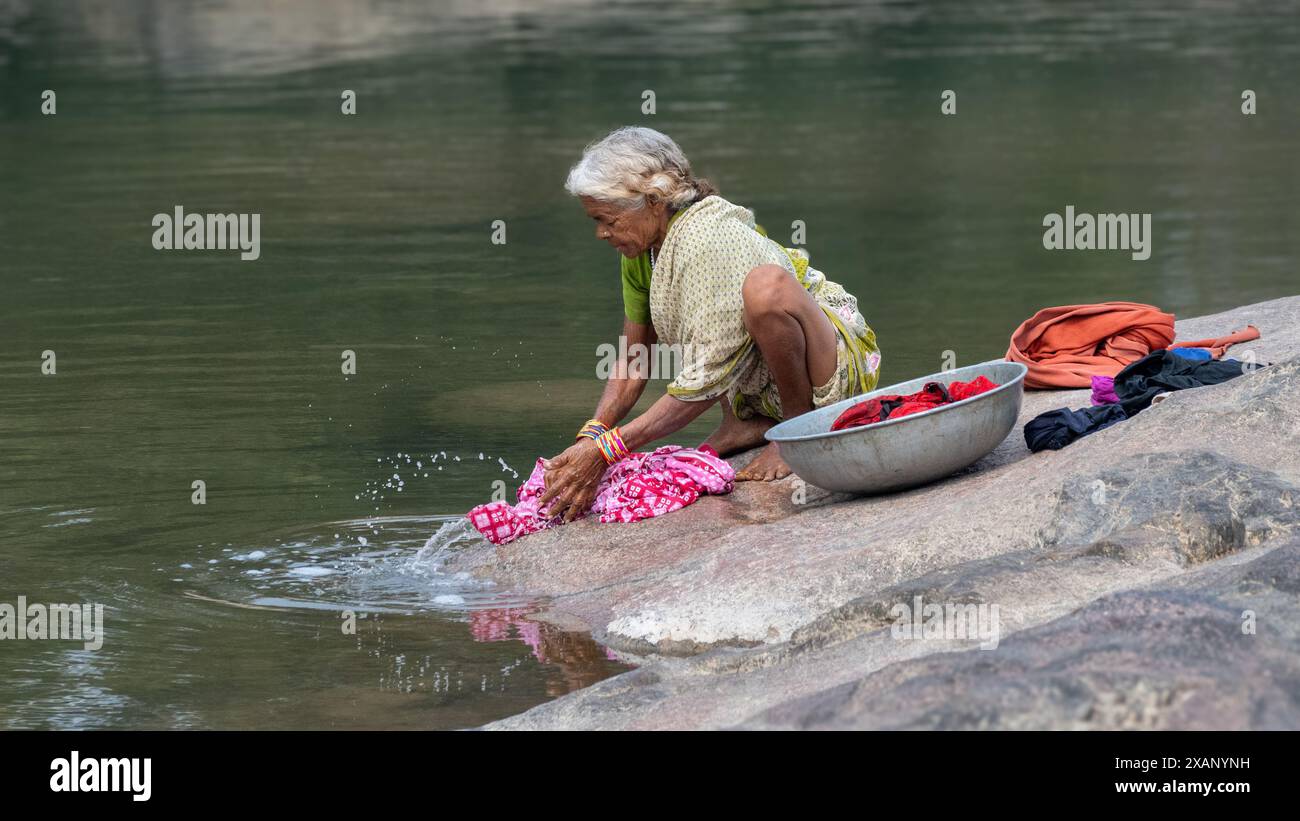 Ländliche indische Villager waschen Kleidung im Local River, Madhya Pradesh Stockfoto