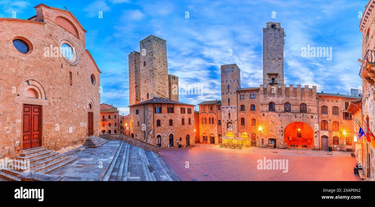 San Gimignano, Provinz Siena. Piazza del Duomo. Toskana, Italien. Stockfoto