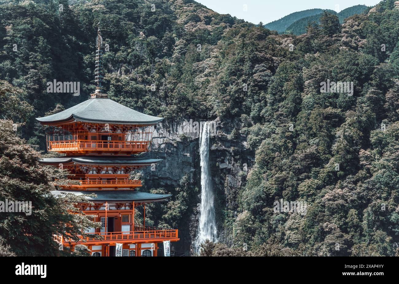 Die rote dreistöckige Pagode des Seigantoji Buddhistischen Tempels vor den Nachi Falls. Wunderschöne Naturlandschaft in Nachikatsuura, Japan Stockfoto