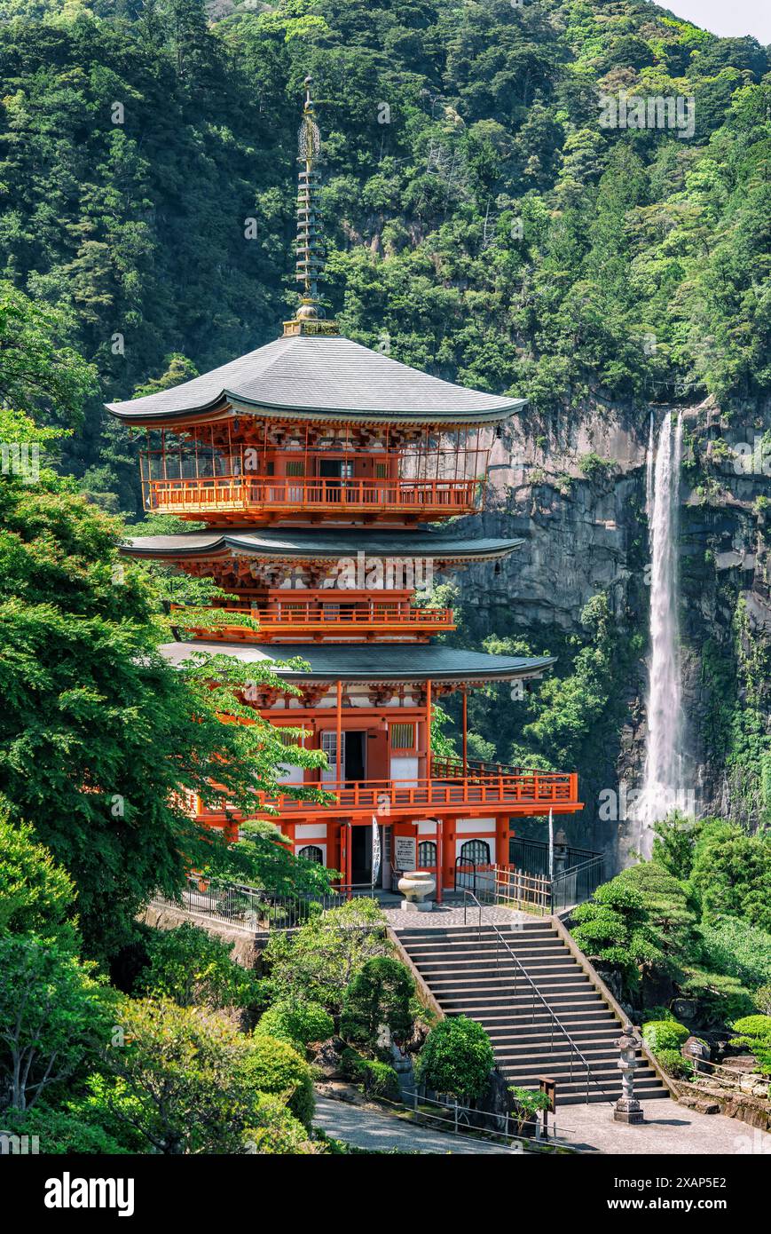 Die rote dreistöckige Pagode des Seigantoji Buddhistischen Tempels vor den Nachi Falls. Wunderschöne Naturlandschaft in Nachikatsuura, Japan Stockfoto