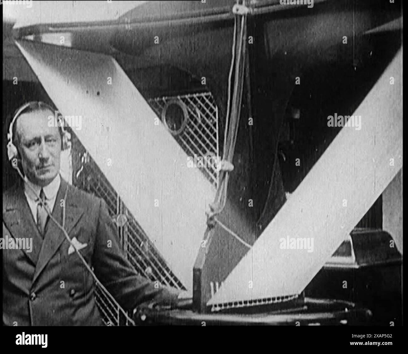 Eine Funkantenne dreht sich, als Guglielmo Marconi versucht, ein Signal zu empfangen, 1922. Aus "Time to Remember - Sitting still and going Slow", 1922 (Reel 4); ein Überblick über die Ereignisse im Jahr 1922 einschließlich irischer Probleme, Krieg zwischen Griechenland und der Türkei und Entwicklungen in der Luftfahrt und im Radio. Stockfoto