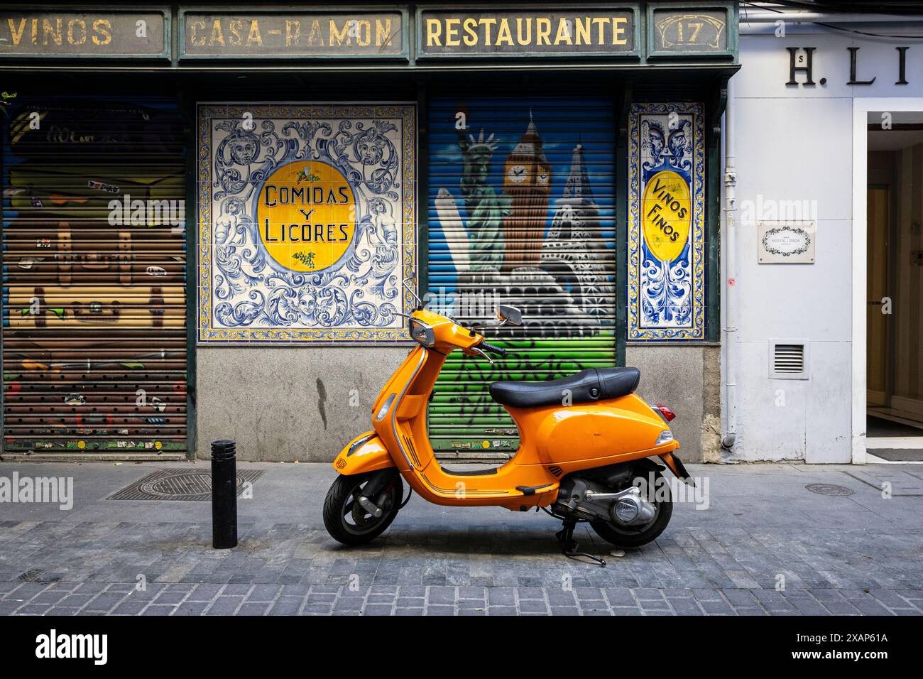 Madrid, Spanien - 13. Mai 2023: Orange Vespa parkt auf der Straße Stockfoto