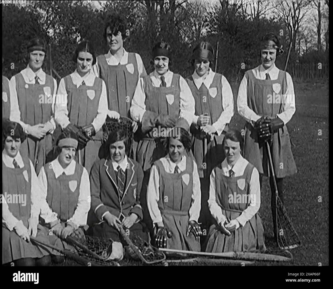 Eine Gruppe junger weiblicher Zivilisten, die Gymslips tragen und Lacrosse-Sticks halten, 1920er Jahre Aus „Time to Remember – Teenage Flapper“, 1920er Jahre (Rolle 1); ein Dkumentary über das Leben von Frauen in den 1920er Jahren – großartiger Kommentar von Joyce Grenfell. Stockfoto