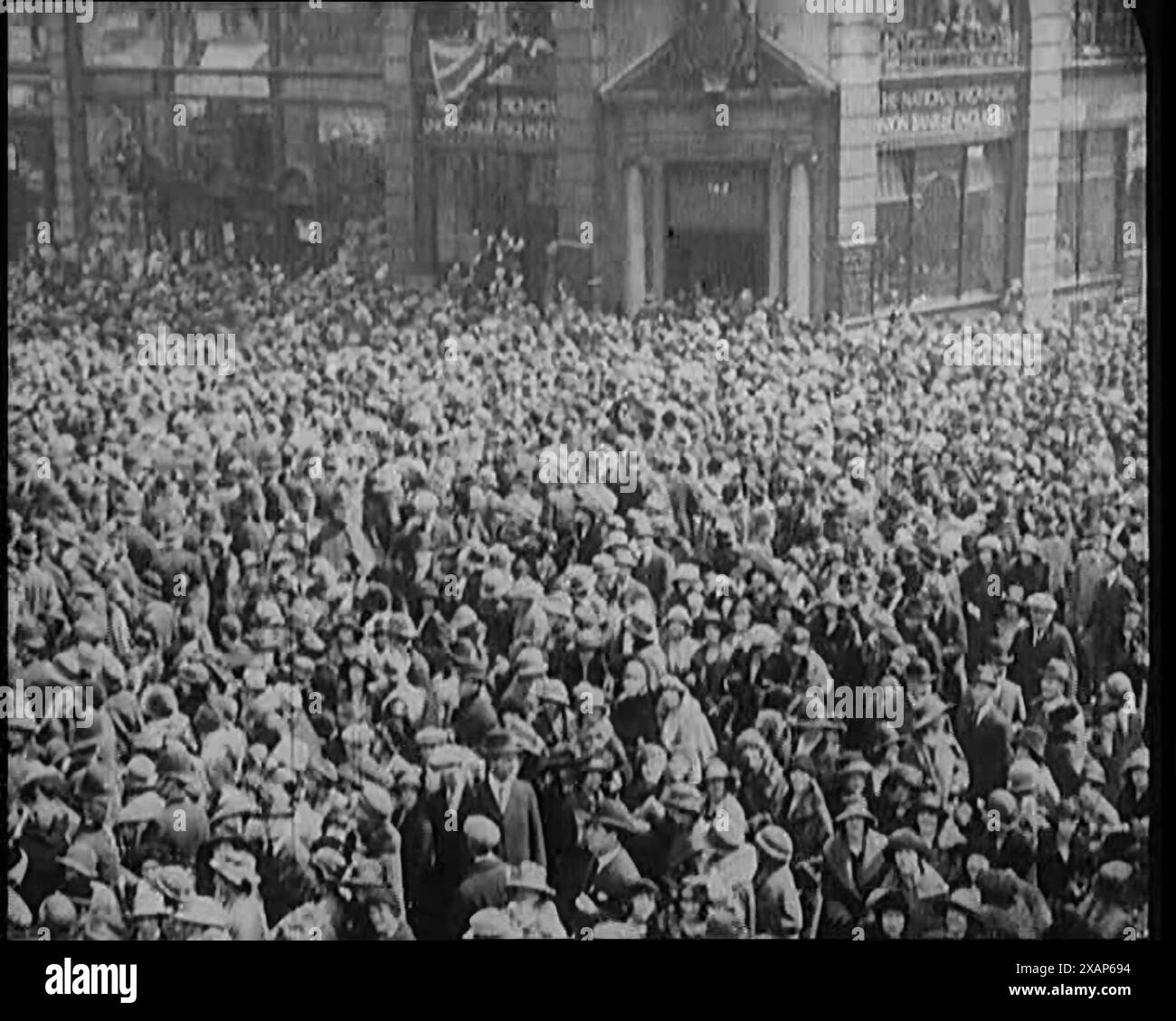 Große Menschenmenge auf den Straßen Londons, die die königliche Hochzeit des Duke of York und Lady Elizabeth Bowes-Lyon, 1920er Jahre, feiert Aus „Time to Remember – Teenage Flapper“, 1920er Jahre (Rolle 1); ein Dkumentary über das Leben von Frauen in den 1920er Jahren – großartiger Kommentar von Joyce Grenfell. Stockfoto