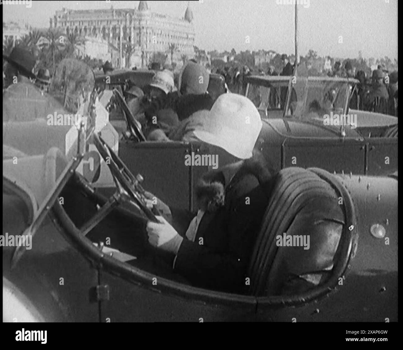 Weibliche Zivilist mit Pelzbesatz und Hut, die hinter dem Rad eines Autos sitzt, 1920er Jahre Aus „Time to Remember – Teenage Flapper“, 1920er Jahre (Walze 3); ein Dkumentary über das Leben von Frauen in den 1920er Jahren – großartiger Kommentar von Joyce Grenfell. Stockfoto