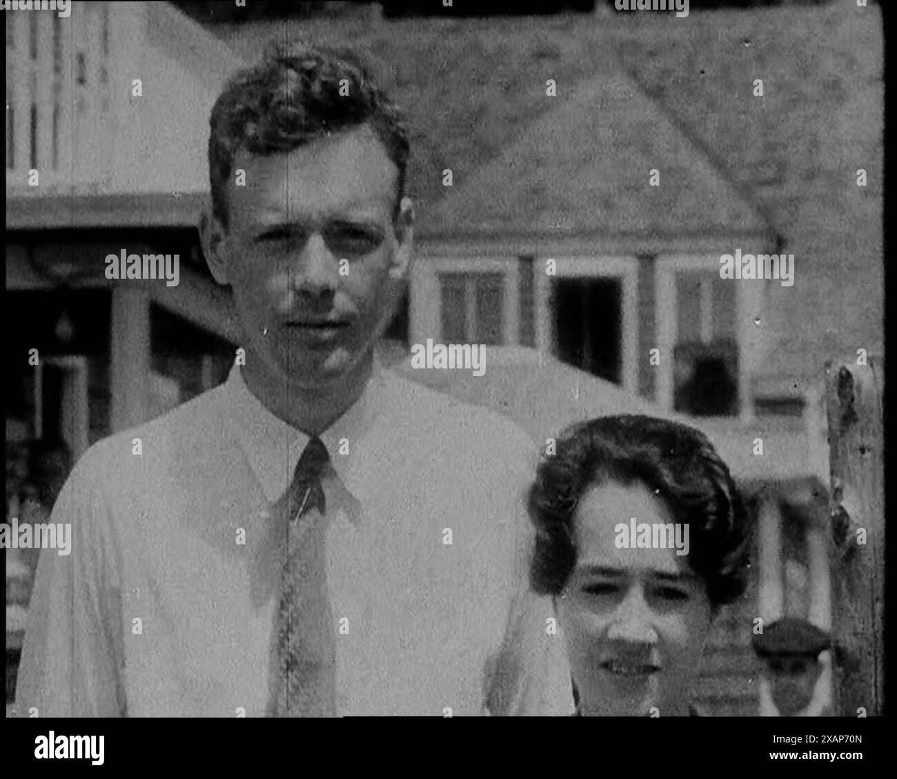 Der US-amerikanische Flieger Charles Augustus Lindbergh und seine Frau Anne Morrow Lindbergh posierten für The Camera in Front of This House, 1930er Der Fall von Lindbergh-Baby-Entführung von 1932 - "das Verbrechen des Jahrhunderts". Der junge Sohn des Lindbergh Charles Augustus wurde entführt und später ermordet. Aus „Time to Remember – The Tough Guys“, 1930er Jahre (Reel 2); Dokumentarfilm, hauptsächlich über das Leben in Amerika mit Depressionen und Gangstern. Stockfoto