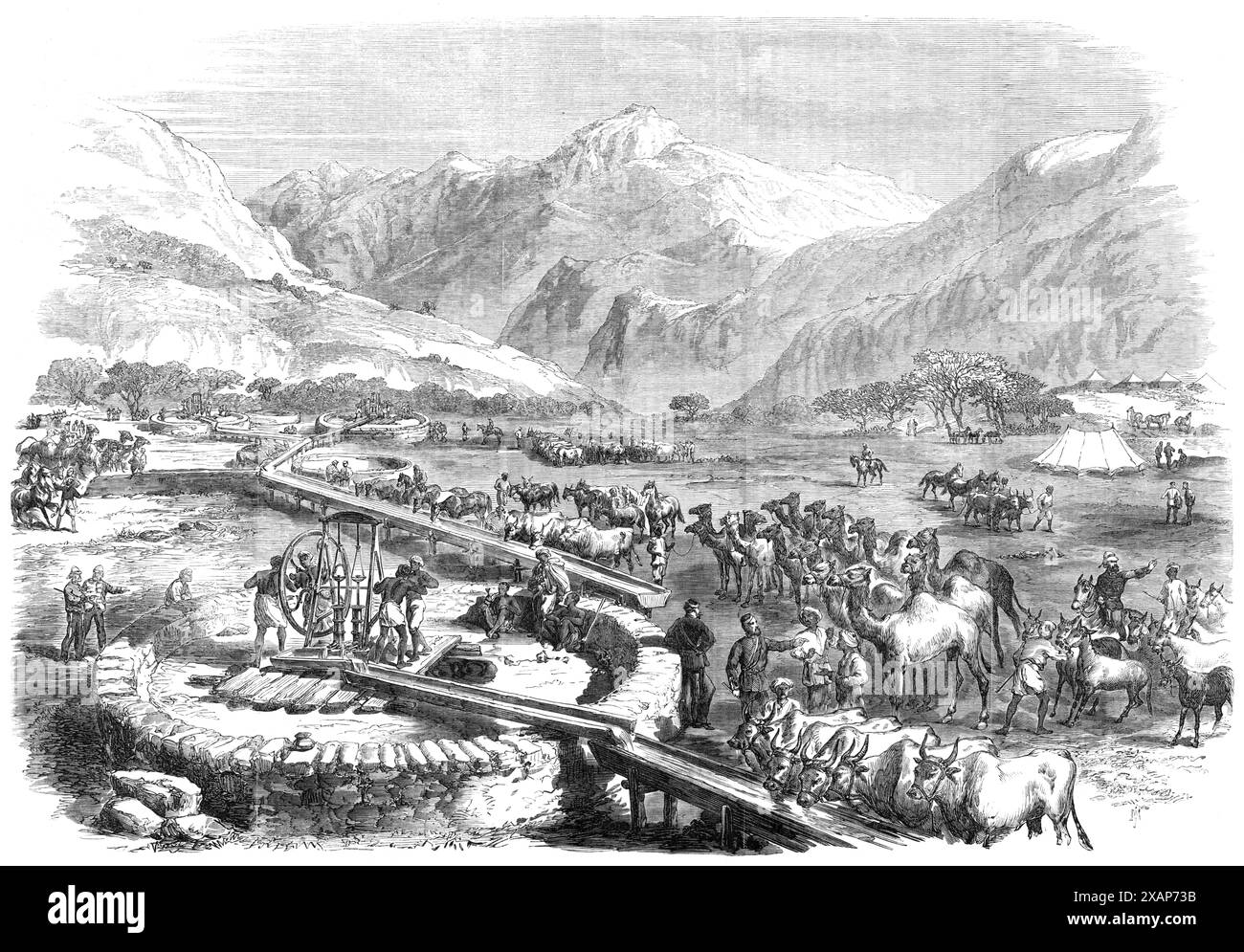 Die britische Expedition nach Abessinien: Wasserstelle für Transporttiere am Eingang zum Koomaylee Pass, 1868. "Hier ist reichlich Wasser vorhanden, indem man Brunnen ausgräbt und sie hochpumpt. Saug- und Kettenpumpen werden verwendet... siebentausend Tiere könnten jeden Tag gegossen werden, wenn sie gebraucht werden. Eine Arbeitsgruppe wird angewiesen, die Pumpe zu arbeiten, und durch den Wechsel der Männer wird ein kontinuierlicher Durchlauf von reinem klarem Wasser aufrechterhalten. Diese wird mit Hilfe von Holztrogen entlang eines beträchtlichen Raumes geführt... die Tiere... sind sehr schwer zu handhaben, da sie vom Rauschen des Wassers begeistert werden, Stockfoto