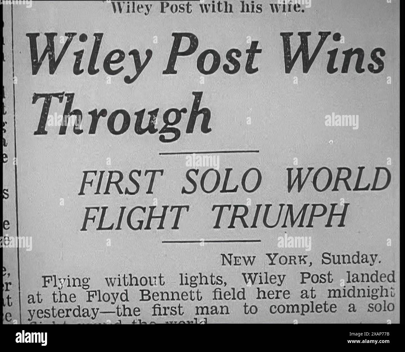 Zeitungsartikel mit Überschrift: "Wiley Post gewinnt durch - First Solo World Flight Triumph", 1933. Der US-amerikanische Flieger Wiley Hardeman Post (1898–1935) war der erste Pilot, der allein um die Welt flog. Aus „Time to Remember – The Time of the Monster“, 1933 (Reel 2); Dokumentarfilm über die Ereignisse von 1933, Rise of Roosevelt and Hitler. Stockfoto