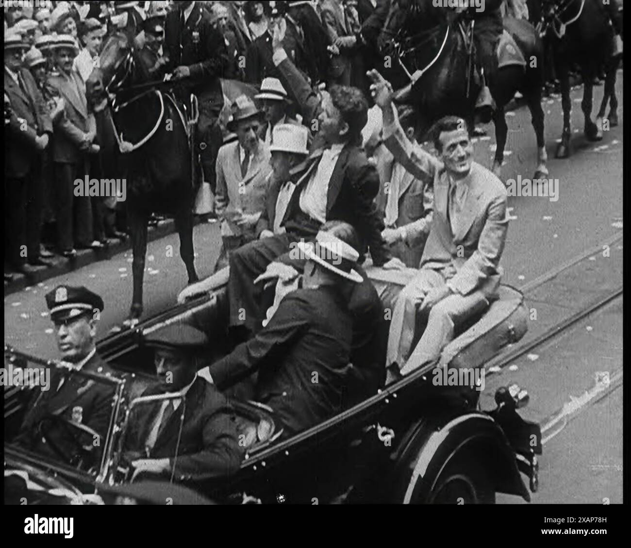 Wiley Post sitzt in einem Auto mit anderen Männern, 1933. Am Broadway gab es mehr Papier als Regen. Jeder hat einen tollen Kick rausgeworfen. Der US-amerikanische Flieger Wiley Hardeman Post (1898–1935) war der erste Pilot, der allein um die Welt flog. Aus „Time to Remember – The Time of the Monster“, 1933 (Reel 2); Dokumentarfilm über die Ereignisse von 1933, Rise of Roosevelt and Hitler. Stockfoto