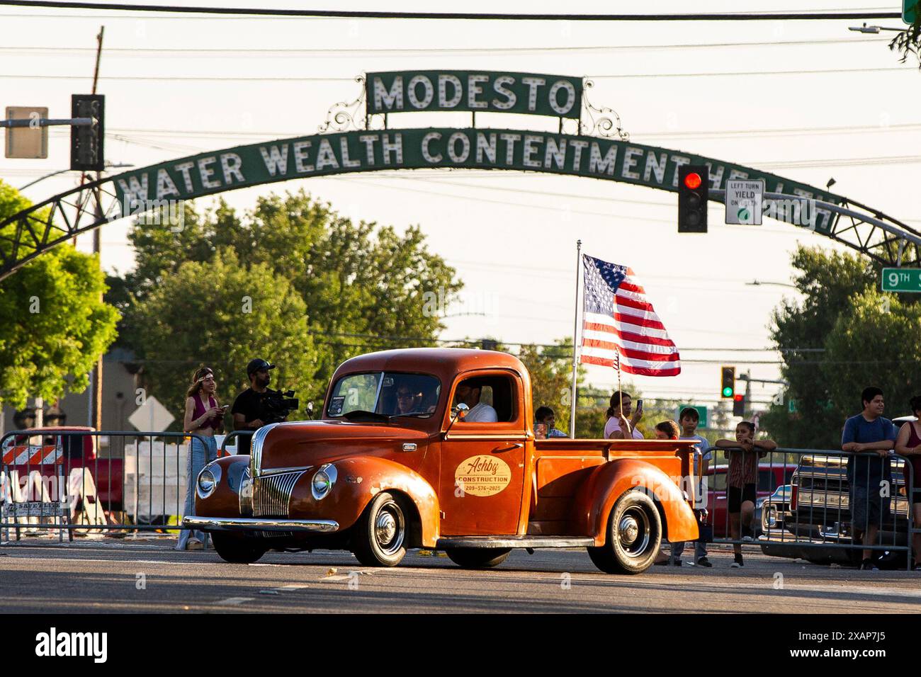 Modesto, CA, USA. Juni 2024. Die amerikanische Graffiti-Parade in Modesto, Kalifornien, säumte am Freitag, 7. Juni 2024 Abend die Straßen der Stadt mit 1000 Oldtimern. Basierend auf dem George-Lucas-Film American Graffiti aus dem Jahr 1973. (Kreditbild: © Marty Bicek/ZUMA Press Wire) NUR REDAKTIONELLE VERWENDUNG! Nicht für kommerzielle ZWECKE! Quelle: ZUMA Press, Inc./Alamy Live News Stockfoto