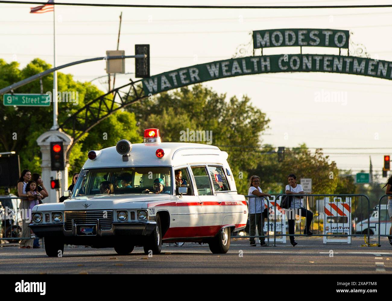 Modesto, CA, USA. Juni 2024. American Medical Response ließ seinen Oldtimer-Krankenwagen bei der amerikanischen Graffiti-Parade in Modesto Kalifornien am Freitag, den 7. Juni 2024, mit 1000 Oldtimern säumten. Basierend auf dem George-Lucas-Film American Graffiti aus dem Jahr 1973. (Kreditbild: © Marty Bicek/ZUMA Press Wire) NUR REDAKTIONELLE VERWENDUNG! Nicht für kommerzielle ZWECKE! Quelle: ZUMA Press, Inc./Alamy Live News Stockfoto