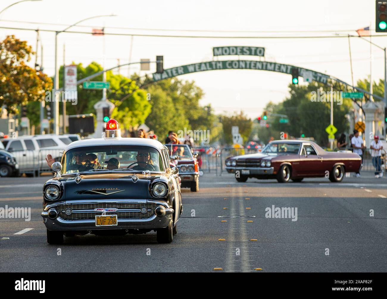 Modesto, CA, USA. Juni 2024. Die Polizei von Modesto ließ ihren Oldtimer-Polizeiwagen bei der amerikanischen Graffiti-Parade in Modesto Kalifornien am Freitag, den 7. Juni 2024, in der Nacht von 1000 Oldtimern die Straßen der Stadt säumen. Basierend auf dem George-Lucas-Film American Graffiti aus dem Jahr 1973. (Kreditbild: © Marty Bicek/ZUMA Press Wire) NUR REDAKTIONELLE VERWENDUNG! Nicht für kommerzielle ZWECKE! Quelle: ZUMA Press, Inc./Alamy Live News Stockfoto