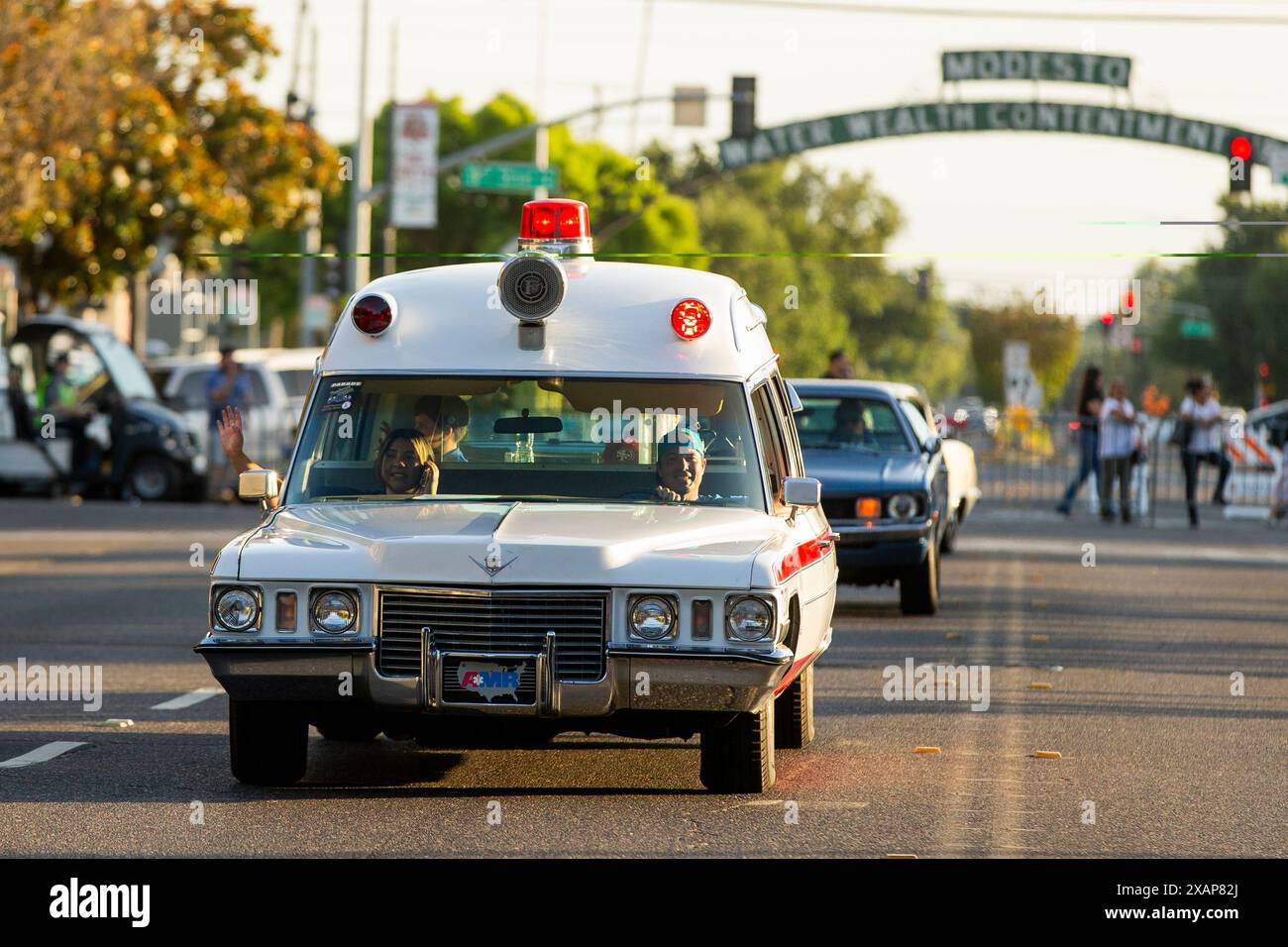 Modesto, CA, USA. Juni 2024. American Medical Response ließ seinen Oldtimer-Krankenwagen bei der amerikanischen Graffiti-Parade in Modesto Kalifornien am Freitag, den 7. Juni 2024, mit 1000 Oldtimern säumten. Basierend auf dem George-Lucas-Film American Graffiti aus dem Jahr 1973. (Kreditbild: © Marty Bicek/ZUMA Press Wire) NUR REDAKTIONELLE VERWENDUNG! Nicht für kommerzielle ZWECKE! Quelle: ZUMA Press, Inc./Alamy Live News Stockfoto