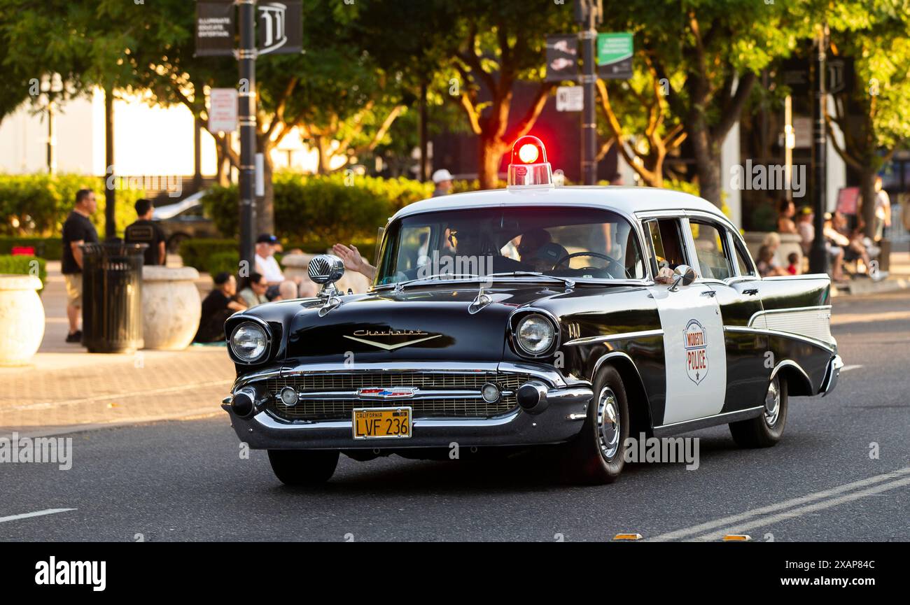 Modesto, CA, USA. Juni 2024. Die Polizei von Modesto ließ ihren Oldtimer-Polizeiwagen bei der amerikanischen Graffiti-Parade in Modesto Kalifornien am Freitag, den 7. Juni 2024, in der Nacht von 1000 Oldtimern die Straßen der Stadt säumen. Basierend auf dem George-Lucas-Film American Graffiti aus dem Jahr 1973. (Kreditbild: © Marty Bicek/ZUMA Press Wire) NUR REDAKTIONELLE VERWENDUNG! Nicht für kommerzielle ZWECKE! Quelle: ZUMA Press, Inc./Alamy Live News Stockfoto