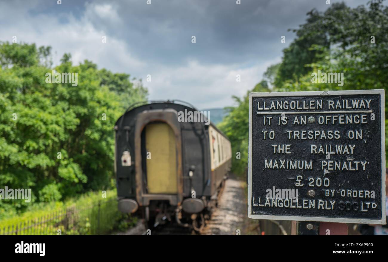 Metallzeichen warnen vor einem unbefugten Zutritt zur Bahn mit einer Höchststrafe von 200 £, die von der Llangollenbahn festgesetzt wurde. Stockfoto