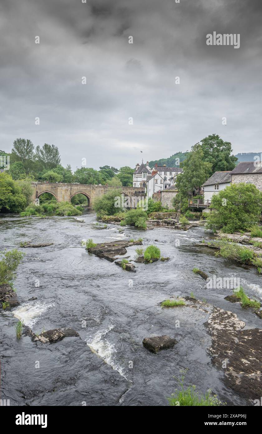 Die Llangollen Bridge wurde über den Fluss Dee an der High Street in der walisischen Stadt Llangollen errichtet, die als eines der sieben Wunder von Wales gelistet ist. Stockfoto