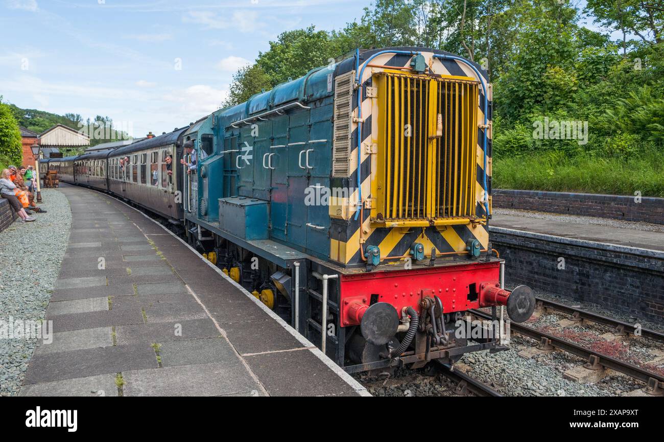 Ein restaurierter Dieseljäger der Klasse 08 mit Fahrgästen am Bahnhof Llangollen. Stockfoto