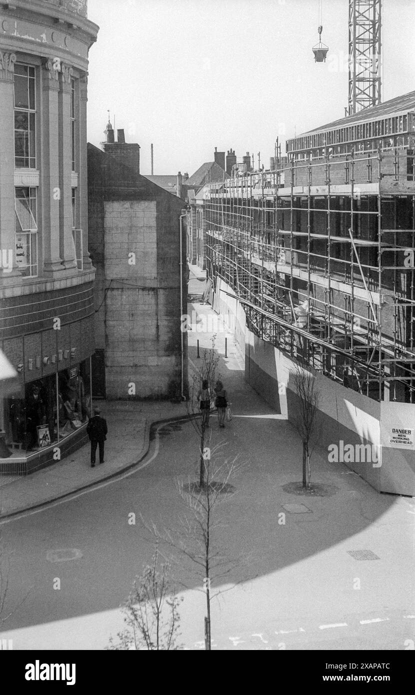 Schwarzweiß-Archivfoto der frühen 1970er Jahre mit Blick auf die Purfleet Street von der Kreuzung mit High Street. Bau eines neuen Schuhgeschäfts rechts Stockfoto