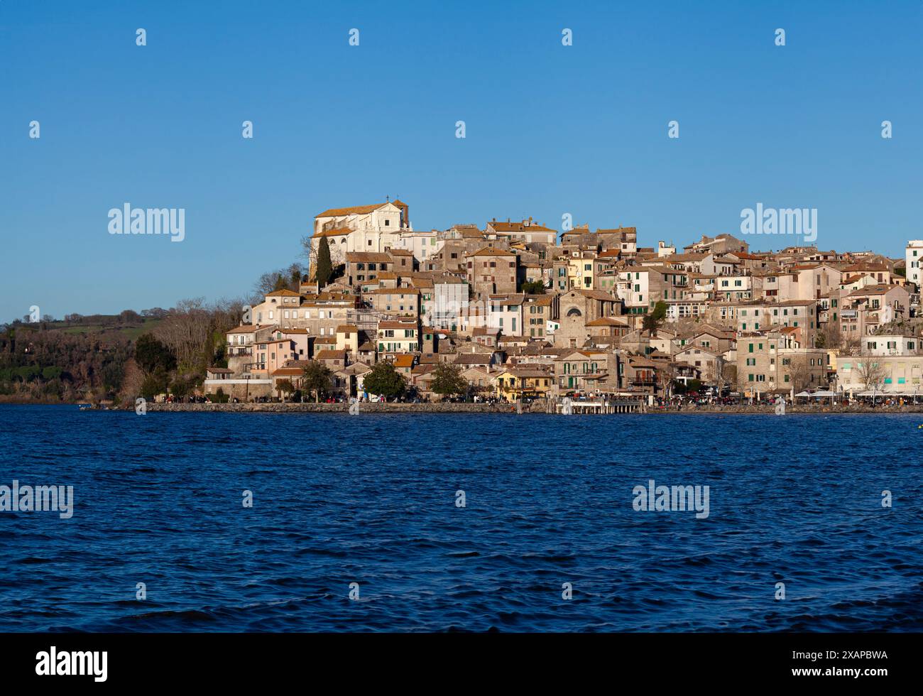 Harmonie von natürlicher Schönheit und menschlicher Besiedlung in Anguillara Sabazia (gelegen in der Provinz der Metropolstadt Rom Hauptstadt). Stockfoto
