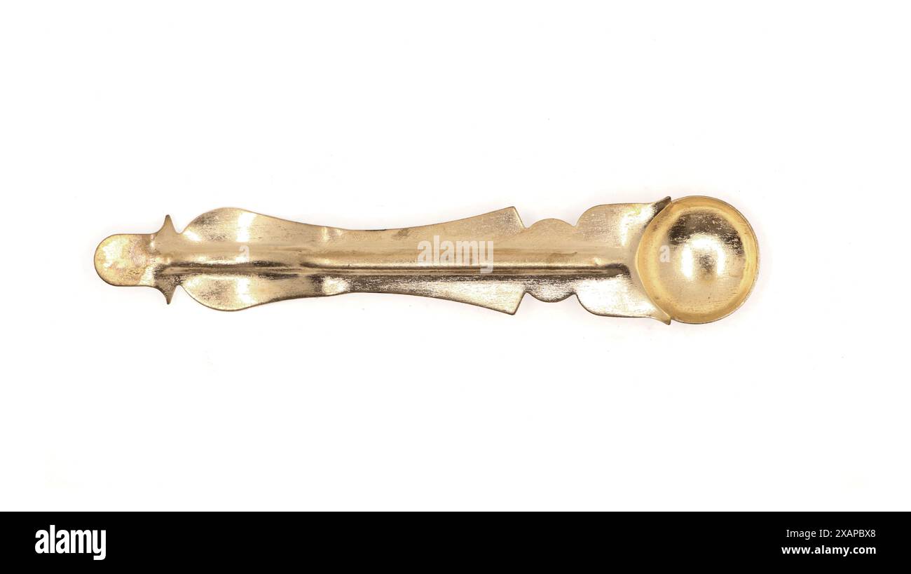 Vintage-Kupferlöffel für pooja-Rituale in Tempelverehrung isoliert auf weißem Hintergrund Stockfoto