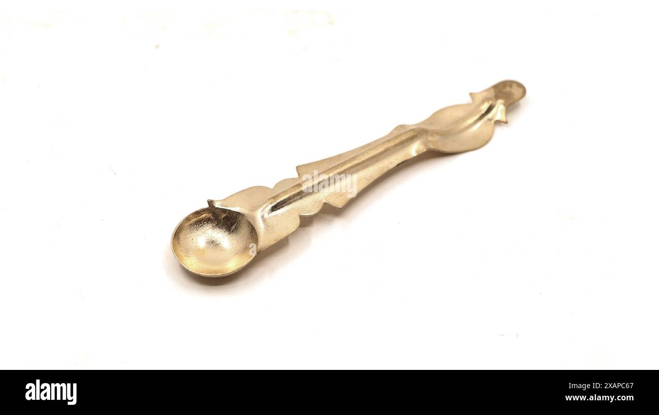Vintage-Kupferlöffel für pooja-Rituale in Tempelverehrung isoliert auf weißem Hintergrund Stockfoto