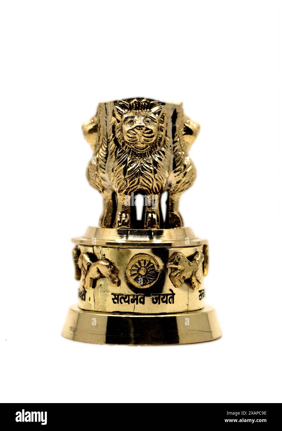 ashok Stambh mit Löwenemblem, Säulensymbol der Regierung von indien in Gold isoliert auf weißem Hintergrund Stockfoto