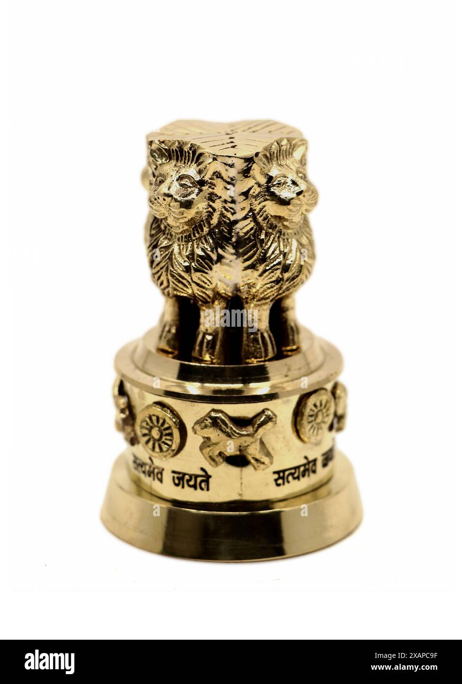 ashok Stambh mit Löwenemblem, Säulensymbol der Regierung von indien in Gold isoliert auf weißem Hintergrund Stockfoto